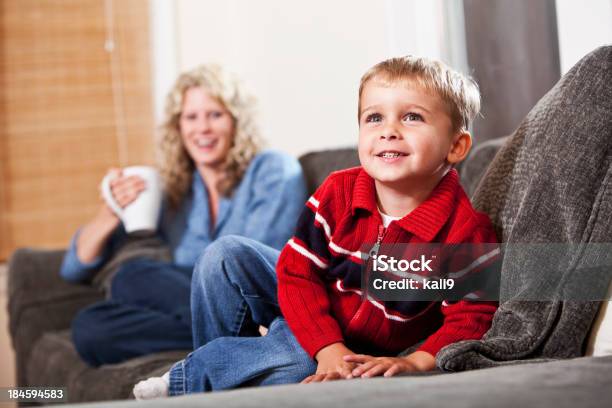 Foto de Sorridente Menino Mãe No Fundo e mais fotos de stock de 2-3 Anos - 2-3 Anos, 30 Anos, 30-34 Anos