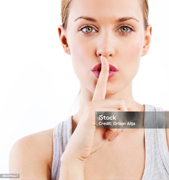 Frau Shushing Stockfoto und mehr Bilder von Finger auf den Mund legen - Finger auf den Mund legen, Frauen, Eine Frau allein