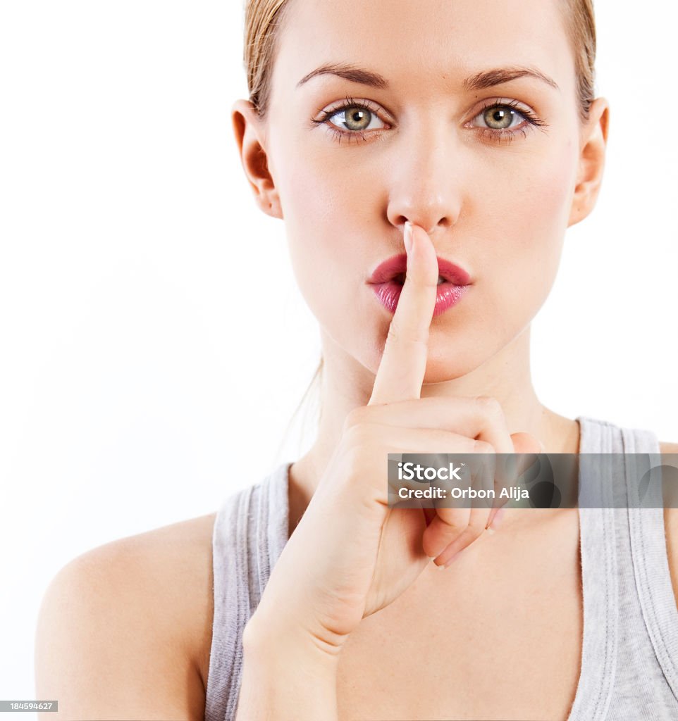 Mujer shushing - Foto de stock de Dedo sobre labios libre de derechos
