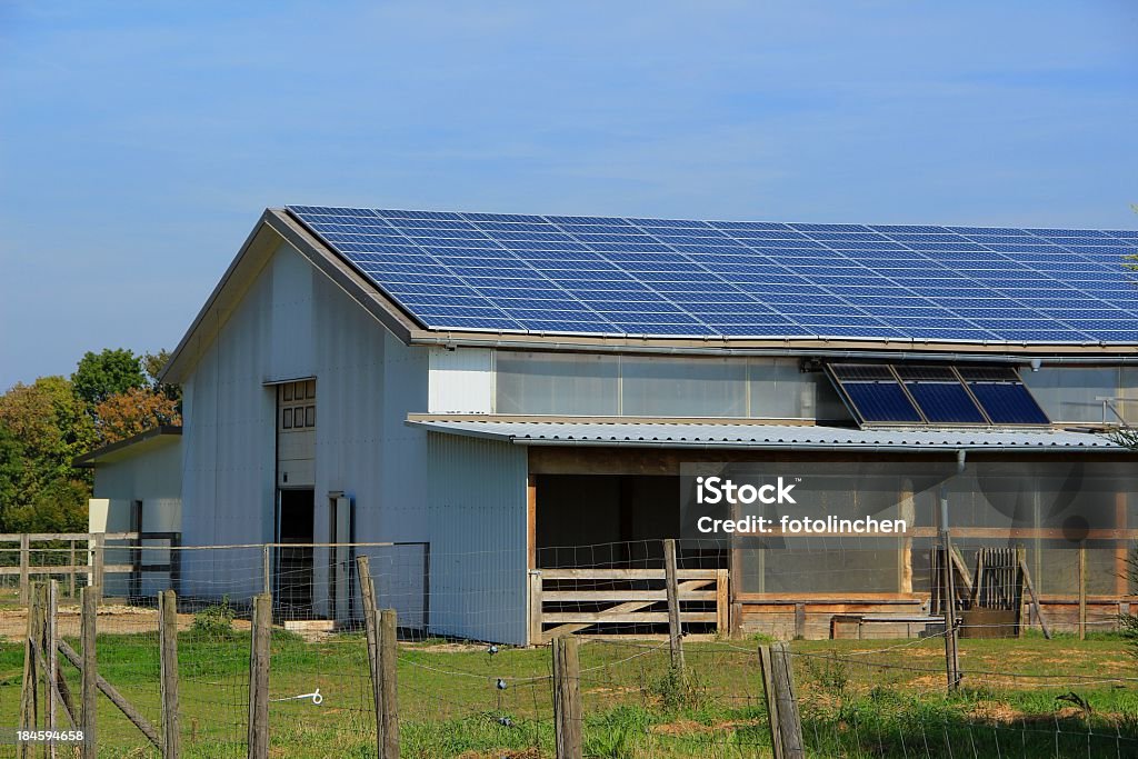 Farm mit Solarzellen - Lizenzfrei Sonnenkollektor Stock-Foto