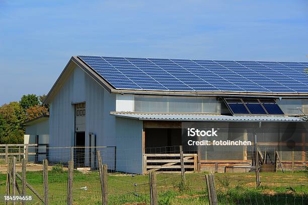 Farm Mit Solarzellen Stockfoto und mehr Bilder von Sonnenkollektor - Sonnenkollektor, Bauernhaus, Agrarbetrieb