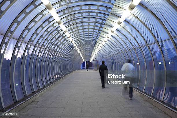 Foto de Usuários De Negócios Correndo Na Passarela De Vidro Ao Anoitecer e mais fotos de stock de Perspectiva Espacial