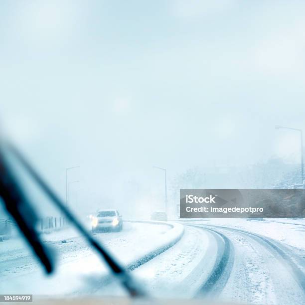 Guida In Inverno - Fotografie stock e altre immagini di Tormenta - Tormenta, Traccia di pneumatico, Accudire