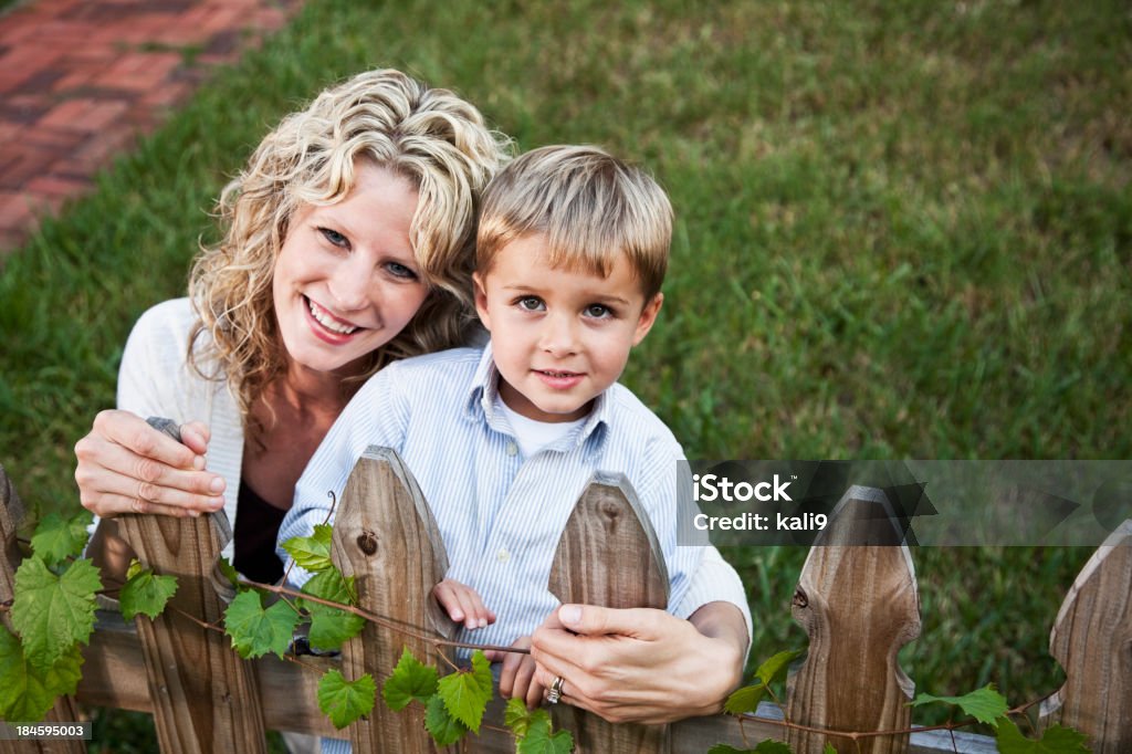 母と息子の裏庭 - 2人のロイヤリティフリーストックフォト