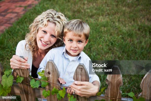 母と息子の裏庭 - 2人のストックフォトや画像を多数ご用意 - 2人, 2歳から3歳, 30-34歳