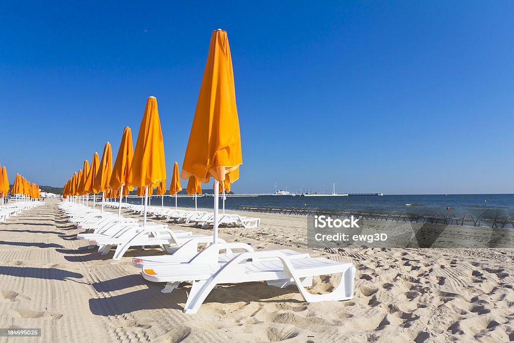 Playa con sillas y sombrillas de estar - Foto de stock de Sopot libre de derechos
