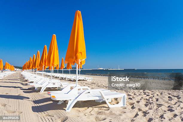 Playa Con Sillas Y Sombrillas De Estar Foto de stock y más banco de imágenes de Sopot - Sopot, Agua, Aire libre