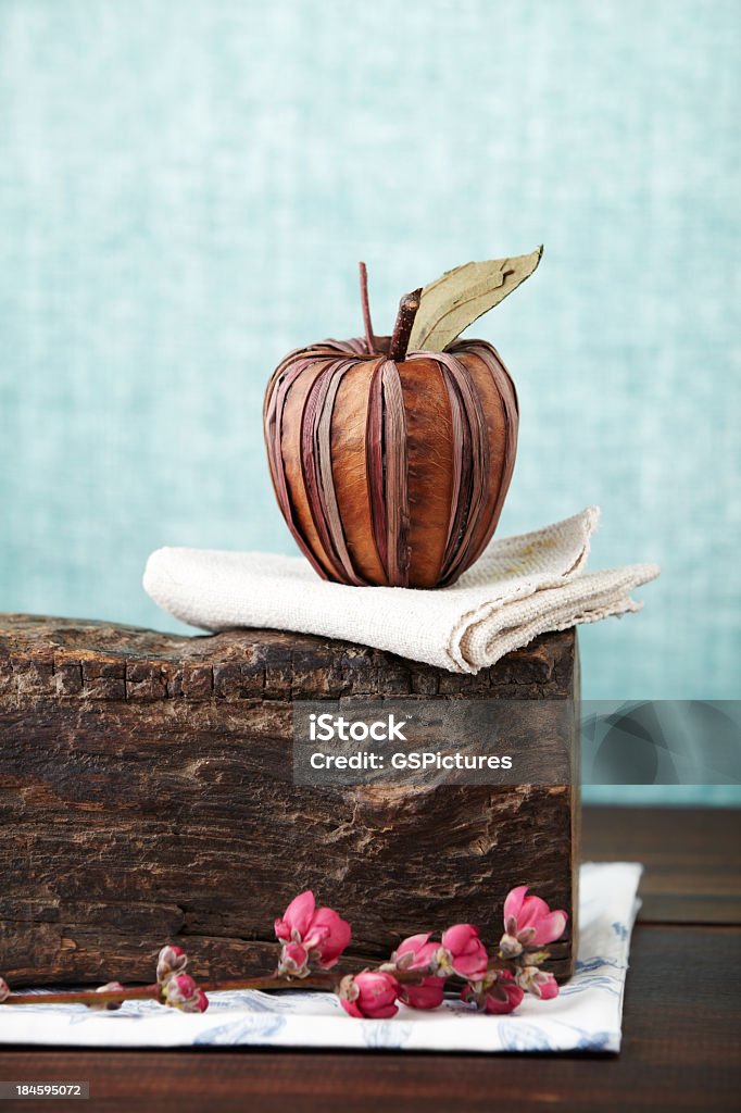 Falsa red apple en bloque de madera con fondo azul - Foto de stock de Arte libre de derechos