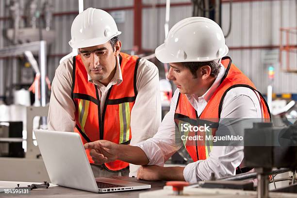 Ingenieros En La Externalización Impresión De La Industria Foto de stock y más banco de imágenes de Ingeniero