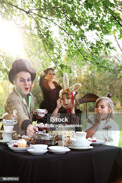 Alice In Wonderlandteaparty Stockfoto und mehr Bilder von Teegesellschaft - Teegesellschaft, Alice im Wunderland, Bühnenkostüm
