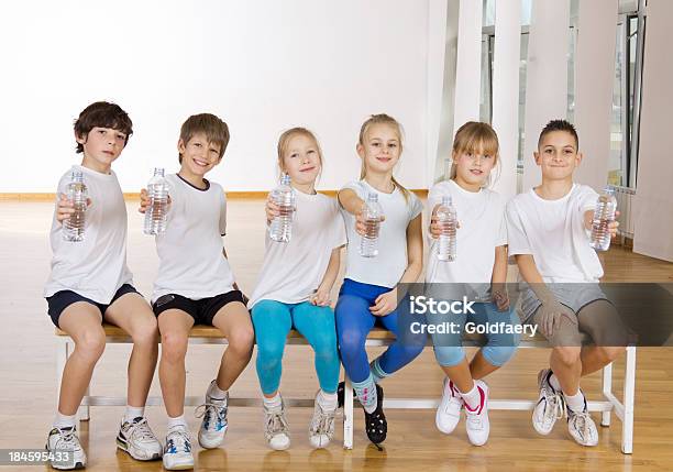 Foto de Crianças Situada No Banco Após O Treino e mais fotos de stock de Academia de ginástica - Academia de ginástica, Ginásio, Health Club