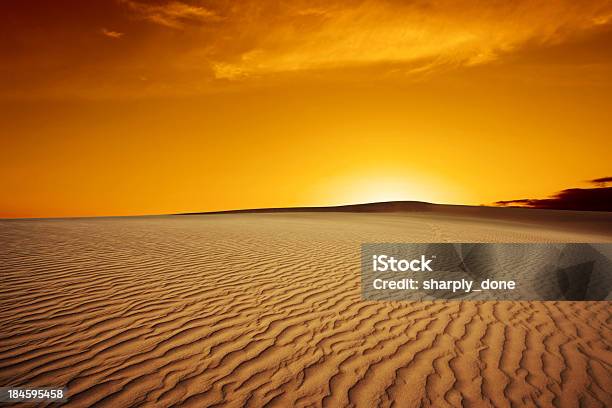 Xl Puesta Del Sol Del Desierto De Arena Foto de stock y más banco de imágenes de Desierto - Desierto, Arena, Dubái