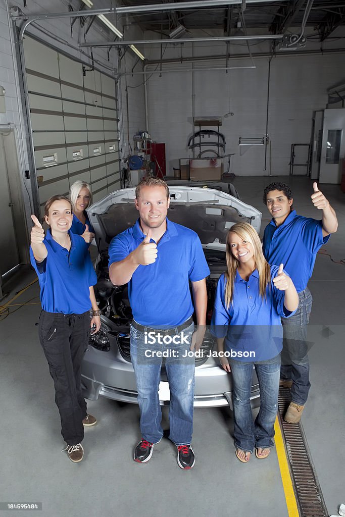 autobody shop mit glückliche Mitarbeiter, Arbeit gut machen Daumen hoch - Lizenzfrei Elektromotor Stock-Foto