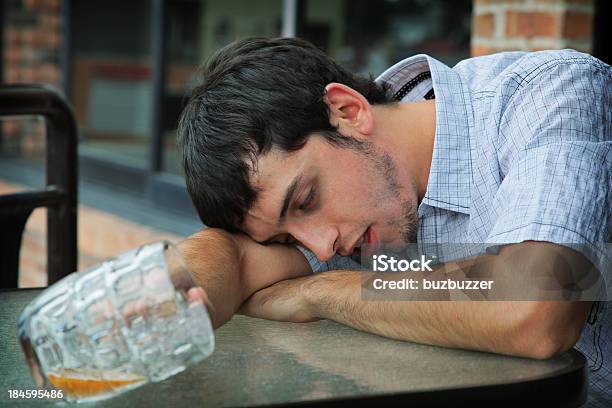 Bêbedo Jovem Pósfesta - Fotografias de stock e mais imagens de Inconsciente - Inconsciente, Bêbedo, Cerveja