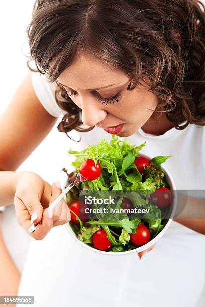 Jovem Mulher Preparar Salada Healhty - Fotografias de stock e mais imagens de Adulto - Adulto, Alimentação Saudável, Beleza
