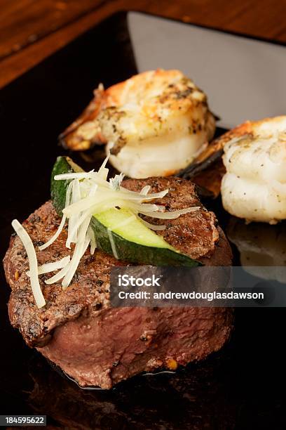 Saftiges Filet Mignon Mit Jumboshrimps Stockfoto und mehr Bilder von Filet Mignon - Filet Mignon, Shrimp - Meeresfrucht, Steak