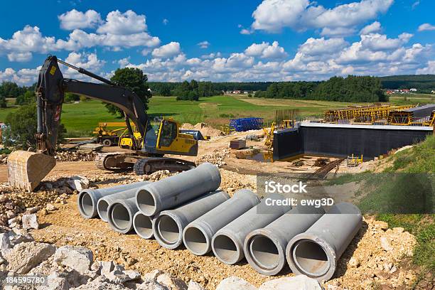 Photo libre de droit de Nouvelle Autoroute En Cours De Construction banque d'images et plus d'images libres de droit de Béton - Béton, Tuyauterie, Pelleteuse