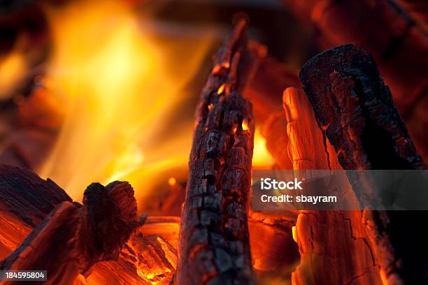 Fire - zdjęcia stockowe i więcej obrazów Bez ludzi - Bez ludzi, Czarne tło, Czarny kolor