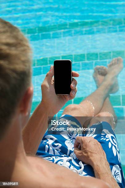 Hombre Relajante En Piscina Con Smartphone Teléfono Móvil Foto de stock y más banco de imágenes de Piscina