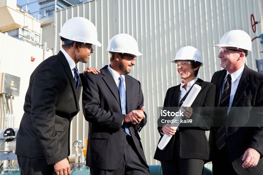 Multi-etnico di uomini d'affari all'esterno impianto industriale - Foto stock royalty-free di Cantiere di costruzione