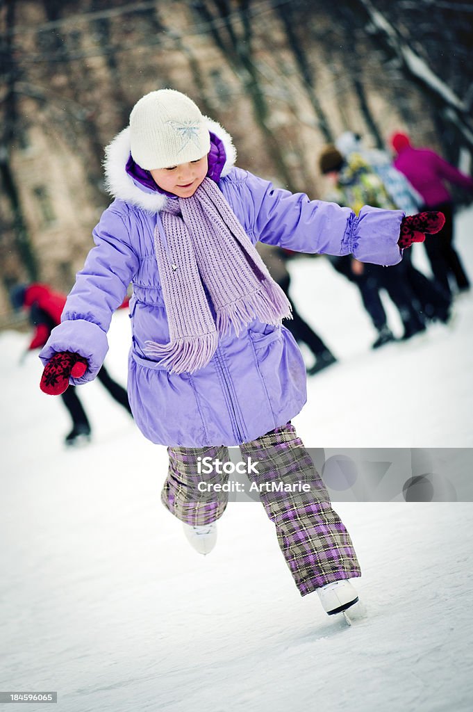 Petite fille avec des patins - Photo de Patinage sur glace libre de droits