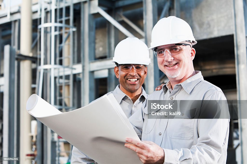 Multirracial engenheiros industrial ler planos no local - Royalty-free Engenheiro Foto de stock