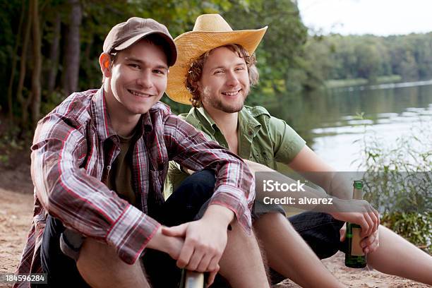 Foto de Amigos Tendo Cerveja No Lago e mais fotos de stock de Cerveja - Cerveja, Natureza, Só Homens