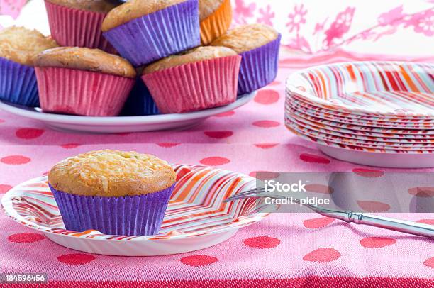 Urodziny Cupcakes Dla Firm - zdjęcia stockowe i więcej obrazów Bez ludzi - Bez ludzi, Cupcake, Dekoracja