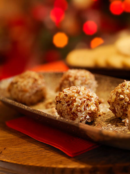 mini quesos con galletas de navidad con bolas de - christmas tree decorations indoors selective focus arrangement fotografías e imágenes de stock