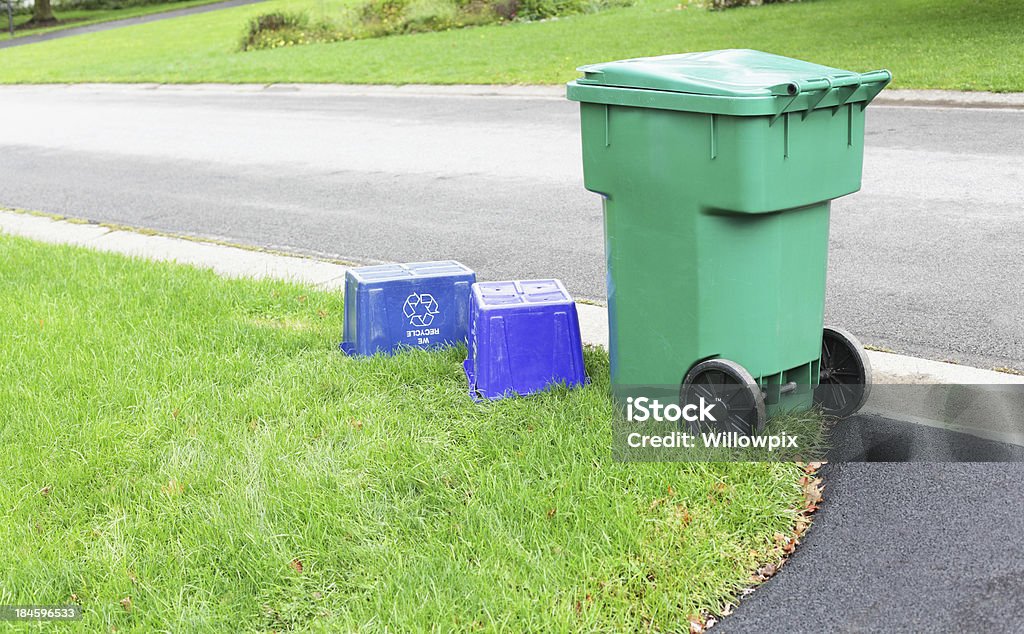 Grand Récipient de déchets et deux roues vide bleue des poubelles de recyclage - Photo de Déchets libre de droits