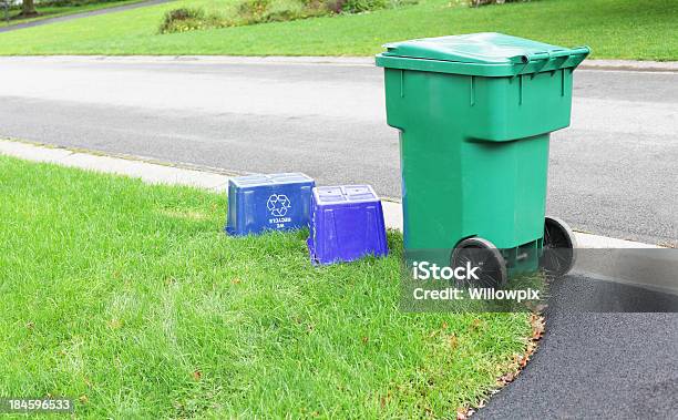 Foto de Grandes Rodas Resíduos Contêiner E Duas Latas De Lixo Para Reciclagem Vazio De Azul e mais fotos de stock de Entrada para carros