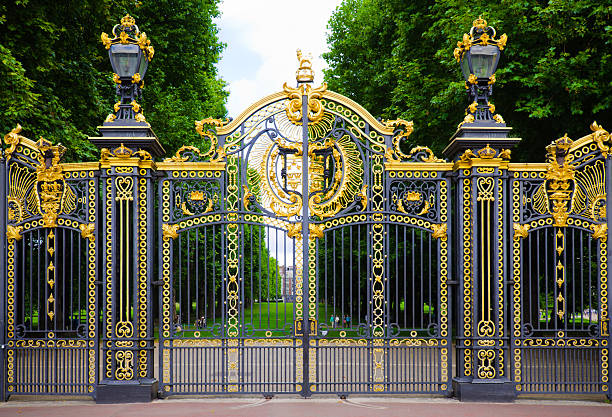 The Canada Gate at Green Park in London, England "The Canada Gate at Green Park in London, England near Buckingham Palace.Other images of Hyde Park:" buckingham palace photos stock pictures, royalty-free photos & images