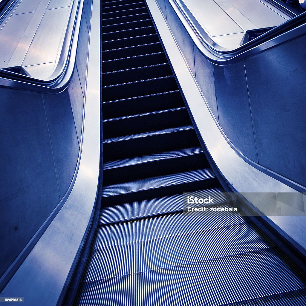 Escalier mécanique de la Station de métro à Londres, personne - Photo de Architecture libre de droits