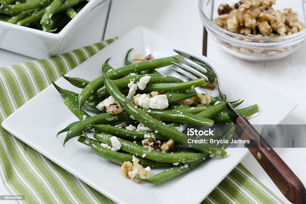 Salade de haricots verts avec de la Feta et noix - Photo de Haricot vert libre de droits