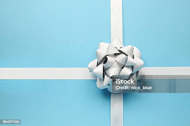 Fiocco Blu Su Argento - Fotografie stock e altre immagini di Regalo - Regalo, Fiocco - Nodo, Blu