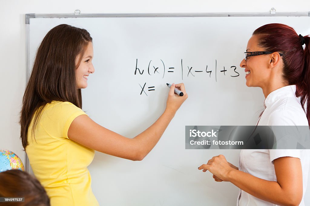 Estudante na escola de solução equação matemática - Foto de stock de Adolescente royalty-free