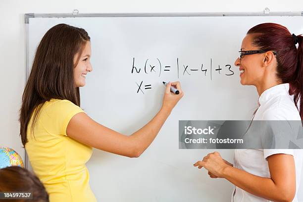 Foto de Estudante Na Escola De Solução Equação Matemática e mais fotos de stock de Adolescente - Adolescente, Adulto, Aluna