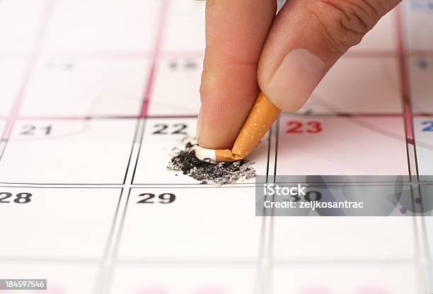 Smettere Di Fumare - Fotografie stock e altre immagini di Sigaretta - Sigaretta, Schiacciato, Calendario