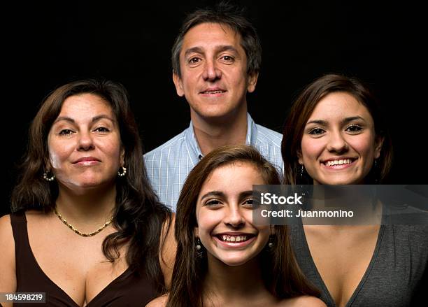 Retrato De Família Hispânico - Fotografias de stock e mais imagens de Fundo Preto - Fundo Preto, Mulheres, 14-15 Anos