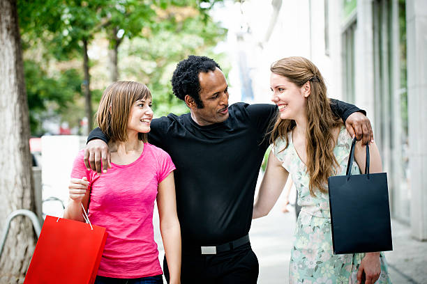 felices amigos en la calle, después de compras - berlin germany germany urban scene shopping bag fotografías e imágenes de stock