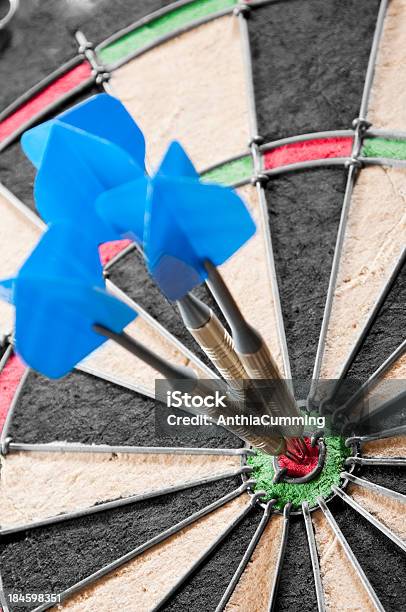 Dart Placa Con Tres De Dardos En El Centro De Bulls Eye Foto de stock y más banco de imágenes de Actuación - Representación