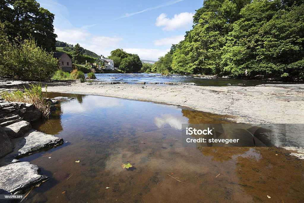 Rochers dans la rivière Dee de Llangollen, au Pays de Galles - Photo de Arbre libre de droits