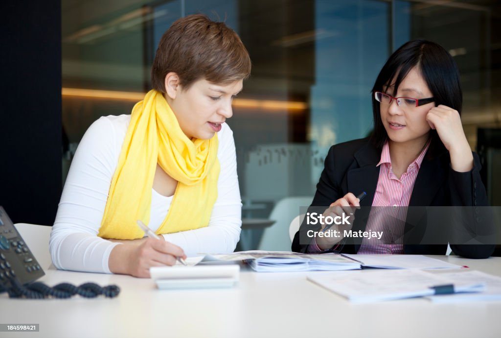 Young contables en la sala de reuniones - Foto de stock de Adulto libre de derechos