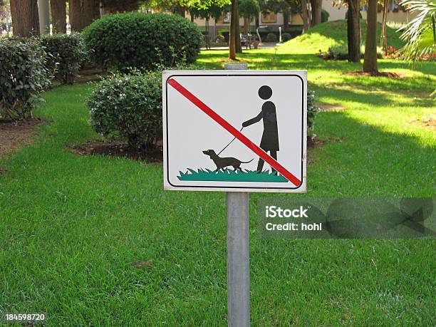 No Se Permite El Ingreso De Perros Foto de stock y más banco de imágenes de Prohibido los perros - Prohibido los perros, Una persona, Parque público