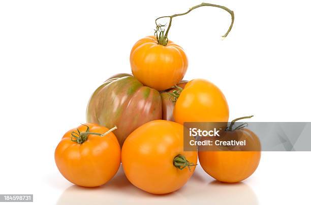 Heirloom Tomaten Isoliert Auf Weiss Stockfoto und mehr Bilder von Einige Gegenstände - Mittelgroße Ansammlung - Einige Gegenstände - Mittelgroße Ansammlung, Farbbild, Fleischtomate