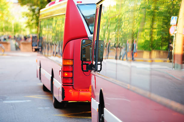 les bus de la ville de circulation, les arbres verdoyants - blurred motion street car green photos et images de collection