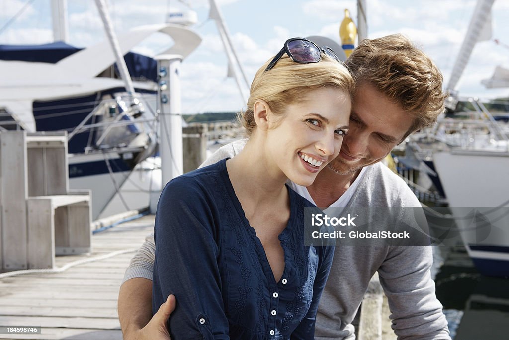 Pareja en el muelle de madera - Foto de stock de 20 a 29 años libre de derechos