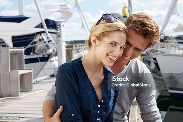 Pareja En El Muelle De Madera Foto de stock y más banco de imágenes de 20 a 29 años - 20 a 29 años, Adulto, Adulto joven