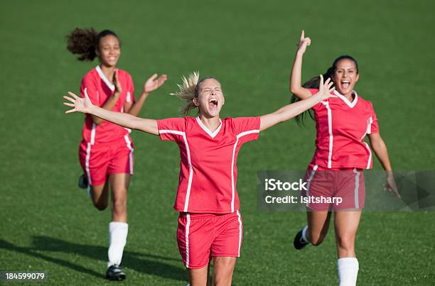 Mulher De Futebol - Fotografias de stock e mais imagens de Comemoração - Conceito - Comemoração - Conceito, Desporto, Grupo multiétnico