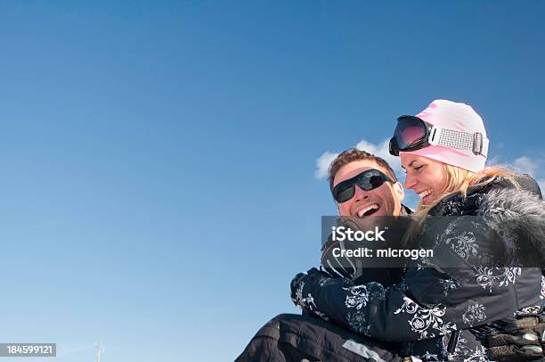 Invierno Divertido Foto de stock y más banco de imágenes de Actividad después de esquiar - Actividad después de esquiar, Abrazar, Adulto